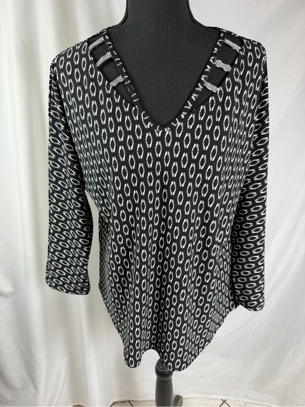 89th + Madison Black & White Patterned V-Neck Women's Top with Cutout Detail L - Picture 2 of 8